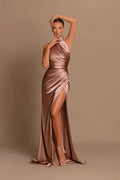 Elegantes langes Meerjungfrau-Ballkleid aus Satin mit hohem Halsausschnitt und Schlitz