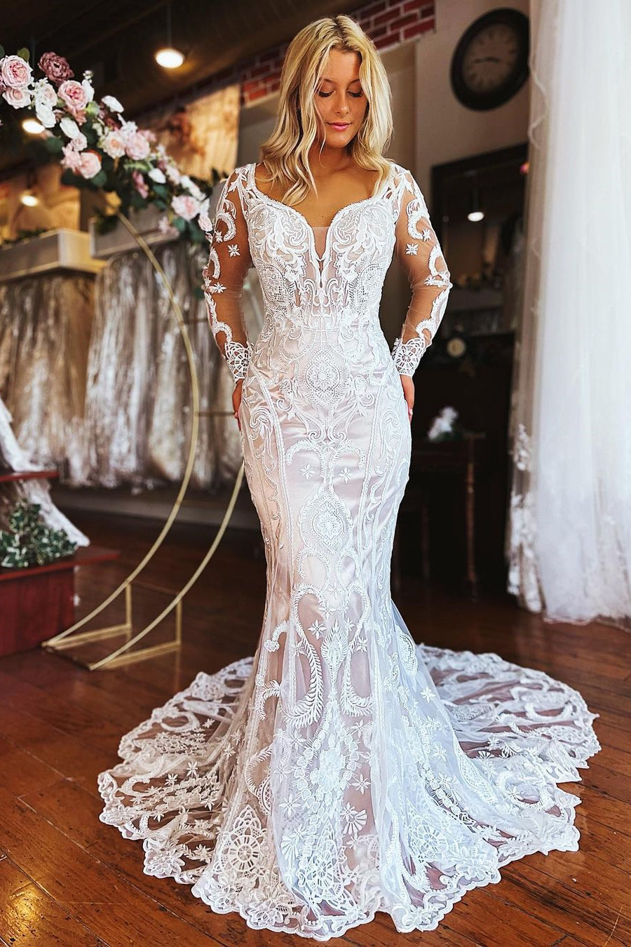 Elegantes langes Meerjungfrau-Brautkleid mit Spitzen und langen Ärmeln und Applikationen