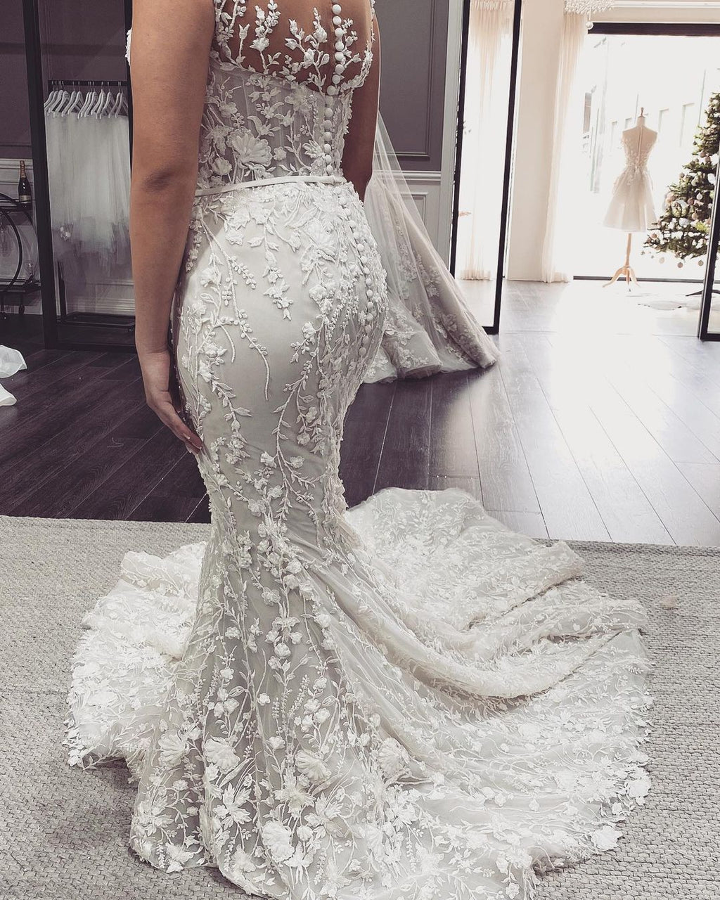 Elegantes langes Meerjungfrau-Brautkleid mit schulterfreiem Rücken und Spitzenapplikationen