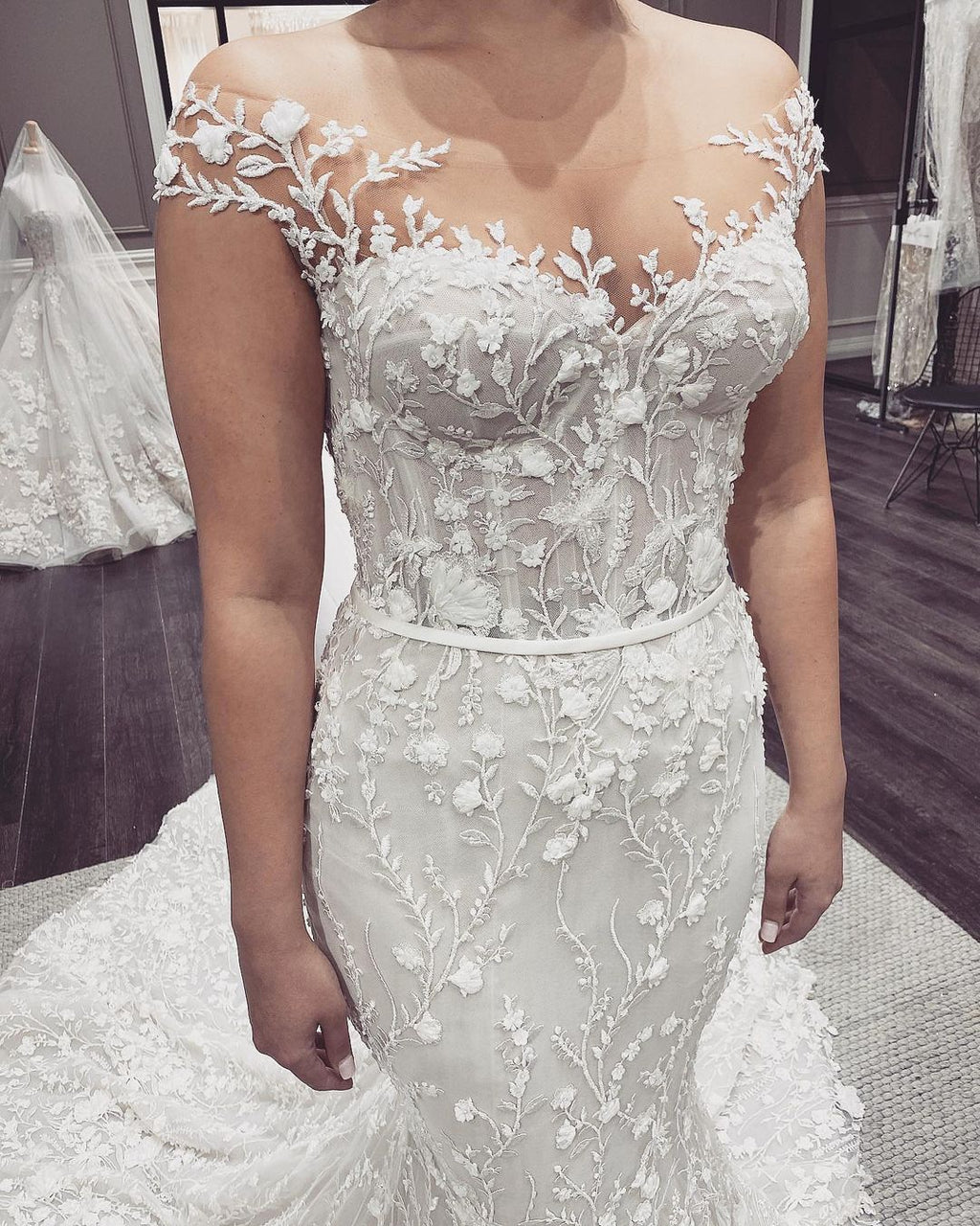 Elegantes langes Meerjungfrau-Brautkleid mit schulterfreiem Rücken und Spitzenapplikationen