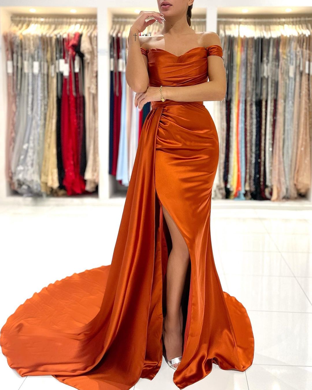 Elegante vestido de fiesta de satén elástico con hombros descubiertos y corte sirena con abertura