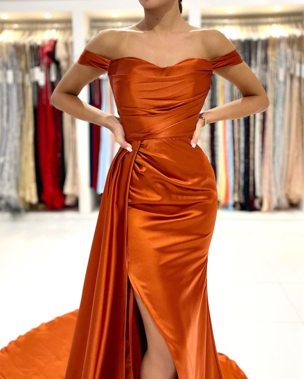 Elegante vestido de fiesta de satén elástico con hombros descubiertos y corte sirena con abertura