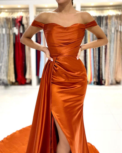 Elegantes langes Meerjungfrau-Ballkleid aus schulterfreiem Stretch-Satin mit Schlitz