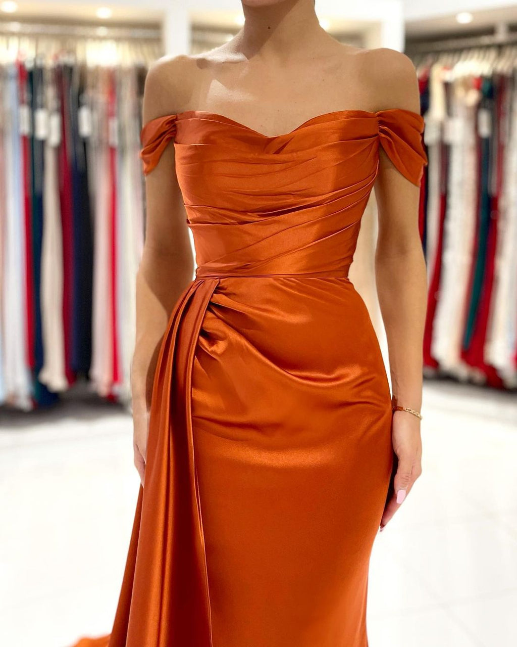 Elegante vestido de fiesta de satén elástico con hombros descubiertos y corte sirena con abertura