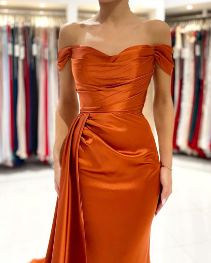 Elegantes langes Meerjungfrau-Ballkleid aus schulterfreiem Stretch-Satin mit Schlitz