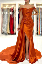 Elegante vestido de fiesta de satén elástico con hombros descubiertos y corte sirena con abertura