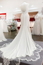 Vestido de novia elegante de sirena con tirantes finos, encaje, satén y espalda abierta