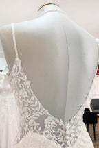Vestido de novia elegante de sirena con tirantes finos, encaje, satén y espalda abierta