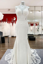 Vestido de novia elegante de sirena con tirantes finos, encaje, satén y espalda abierta