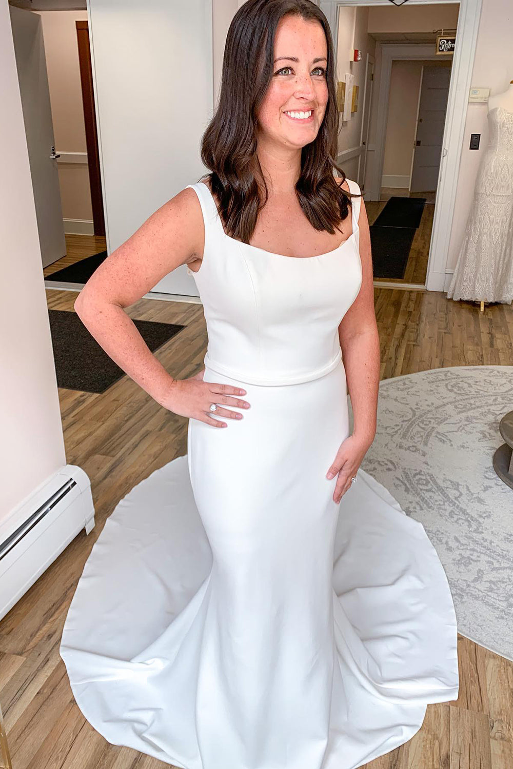 Elegante vestido de novia largo de sirena con tirantes finos de satén y espalda abierta