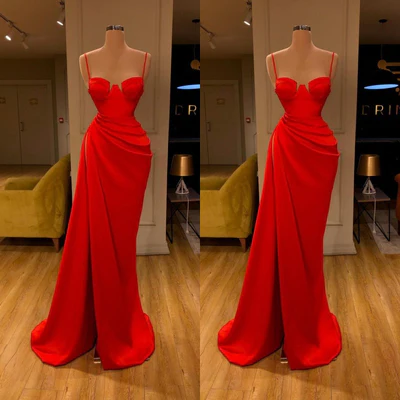 Elegante vestido de fiesta largo de sirena con tirantes finos de satén sin mangas
