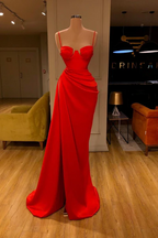 Elegante vestido de fiesta largo de sirena con tirantes finos de satén sin mangas