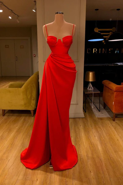 Elegante vestido de fiesta largo de sirena con tirantes finos de satén sin mangas
