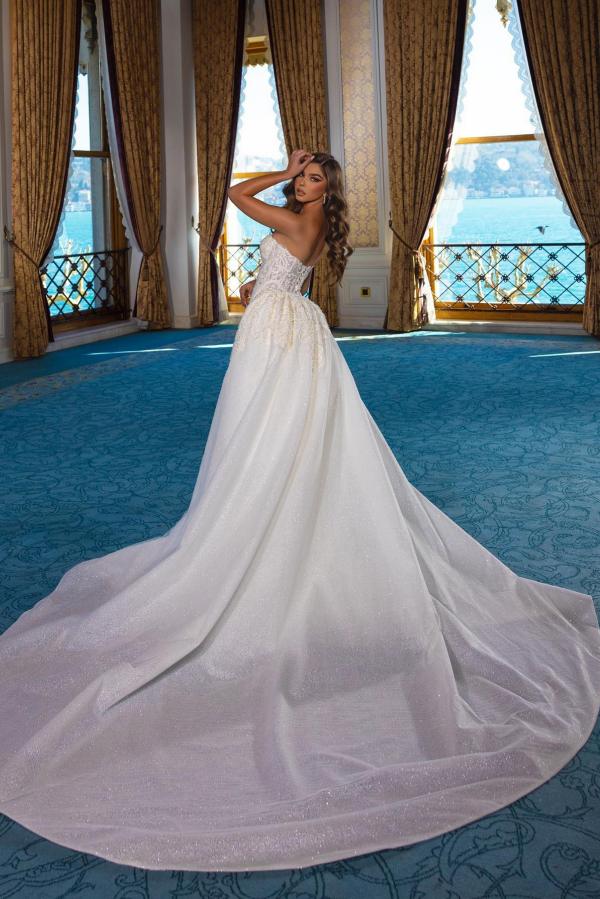 Elegante vestido de novia largo de sirena con escote en forma de corazón y encaje con cola desmontable