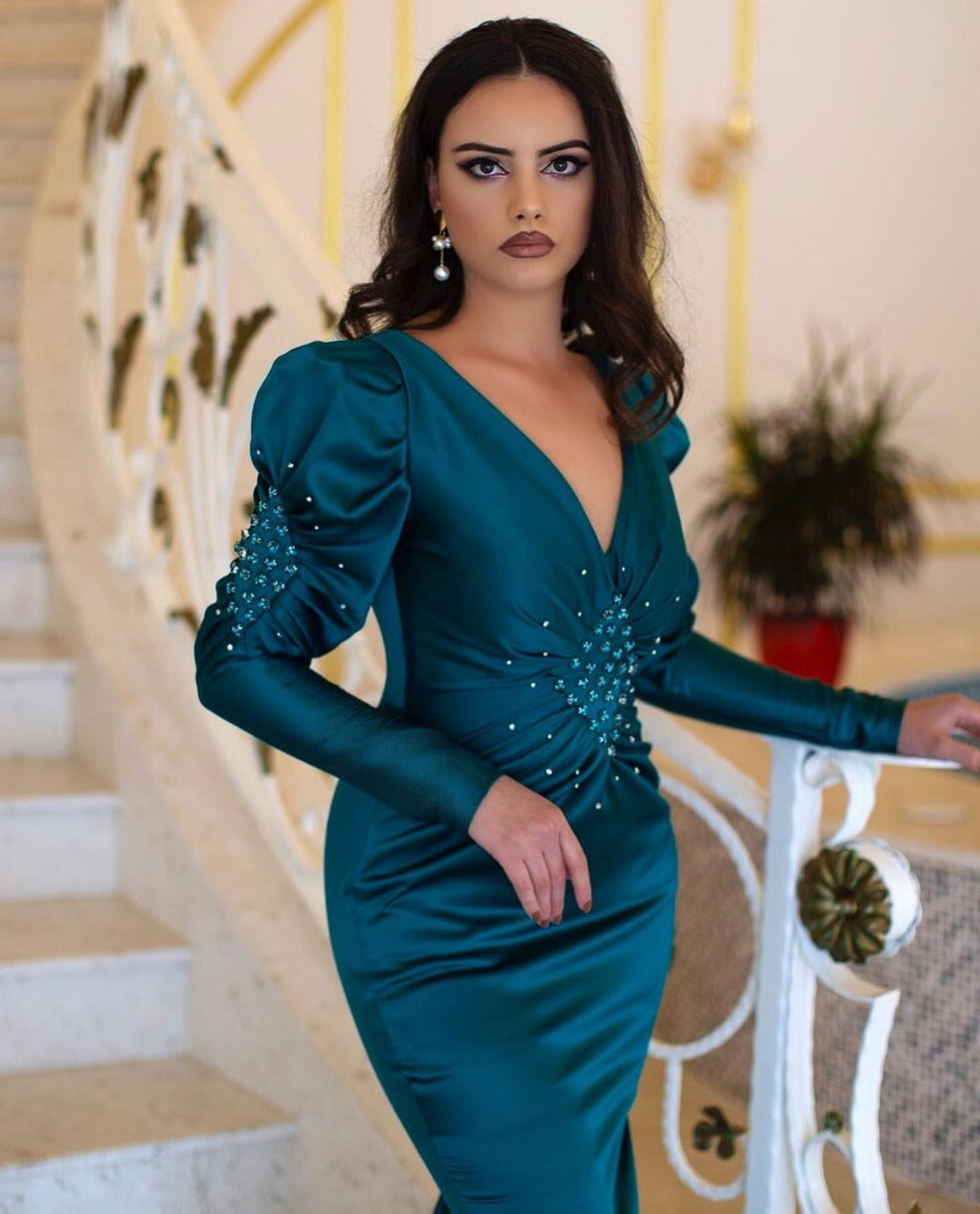 Elegante vestido de fiesta largo de sirena con escote en V y cuentas, con mangas largas