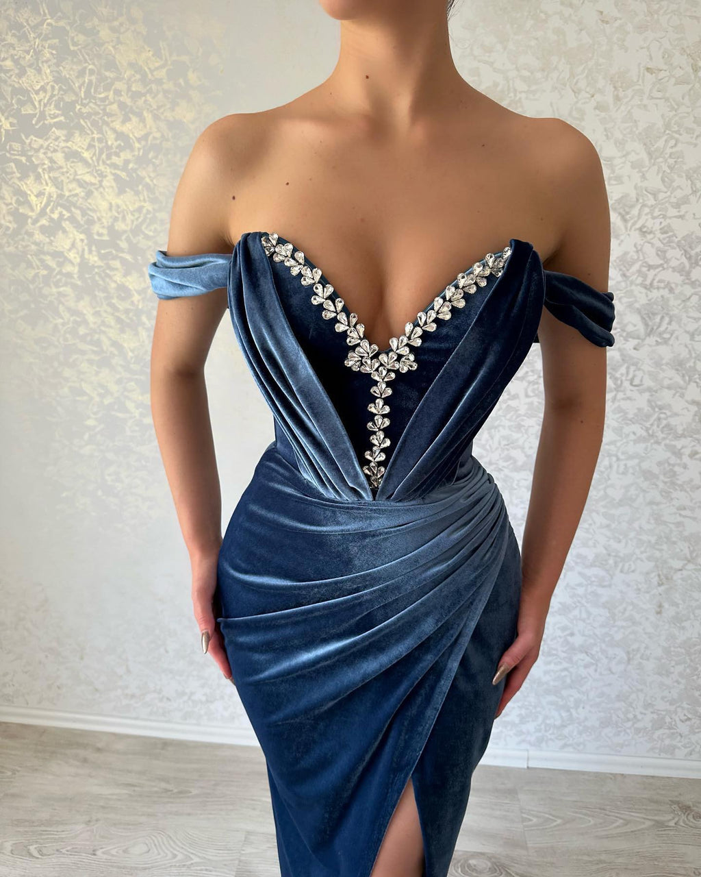 Elegante vestido de fiesta azul marino largo con hombros descubiertos, largo hasta los tobillos y abertura