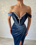 Elegante vestido de fiesta azul marino largo con hombros descubiertos, largo hasta los tobillos y abertura