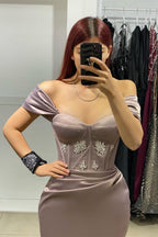 Elegante vestido de fiesta largo de satén con hombros descubiertos y corte sirena con diamantes de imitación