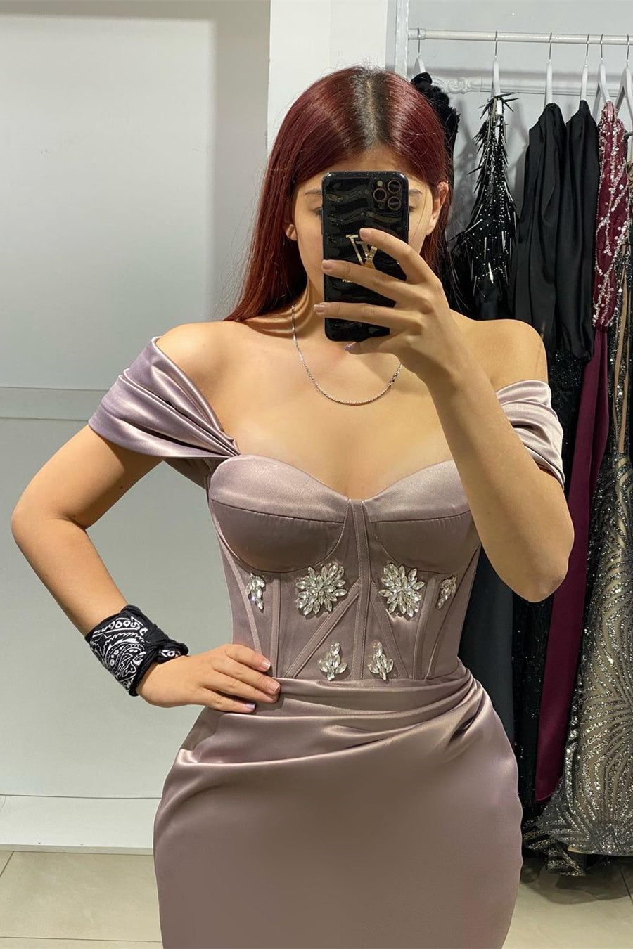 Elegante vestido de fiesta largo de satén con hombros descubiertos y corte sirena con diamantes de imitación