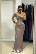Elegante vestido de fiesta largo de satén con hombros descubiertos y corte sirena con diamantes de imitación