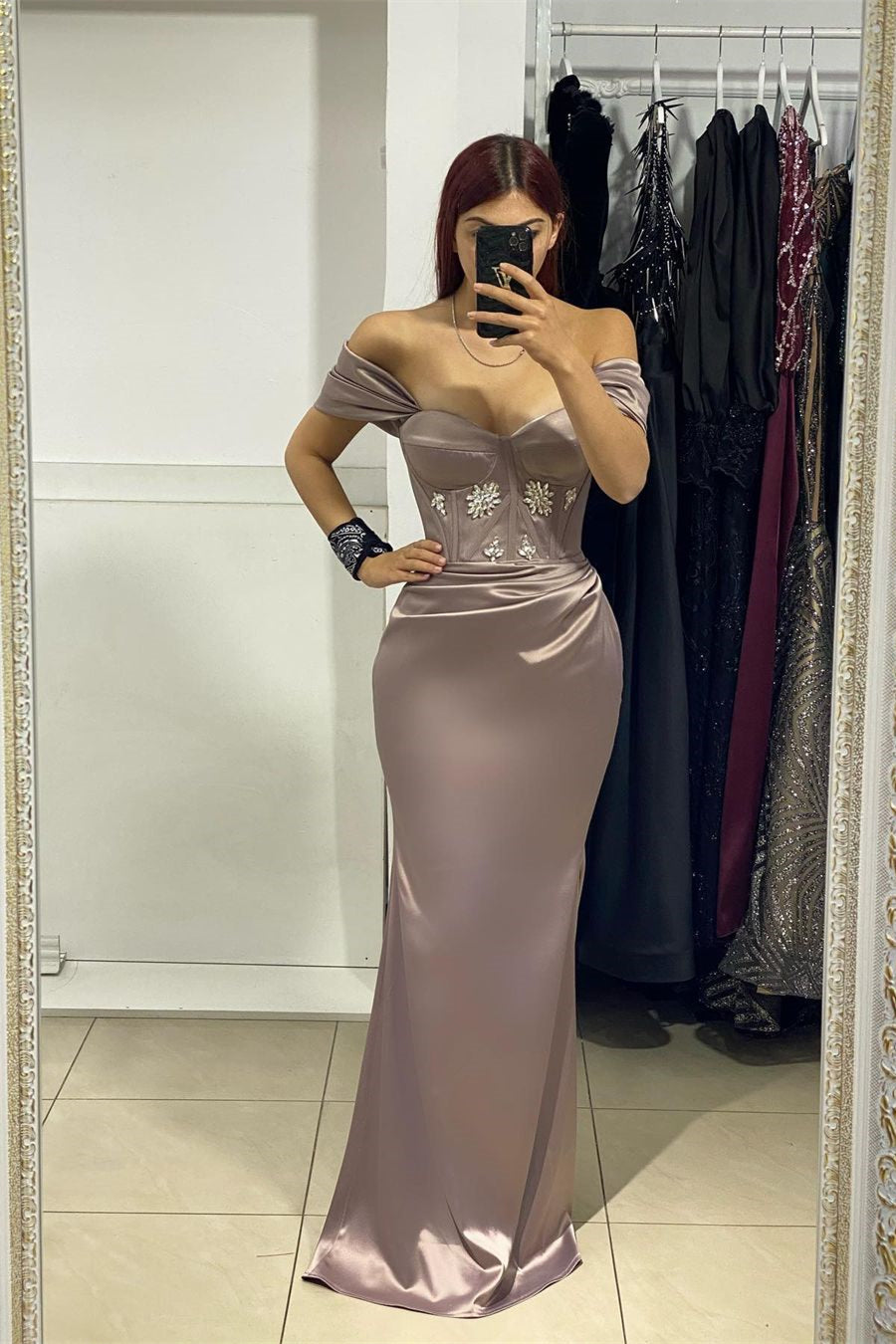 Elegante vestido de fiesta largo de satén con hombros descubiertos y corte sirena con diamantes de imitación