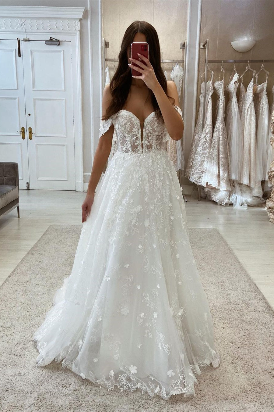 Elegante vestido de novia largo con escote en V, sin mangas y hombros descubiertos con encaje