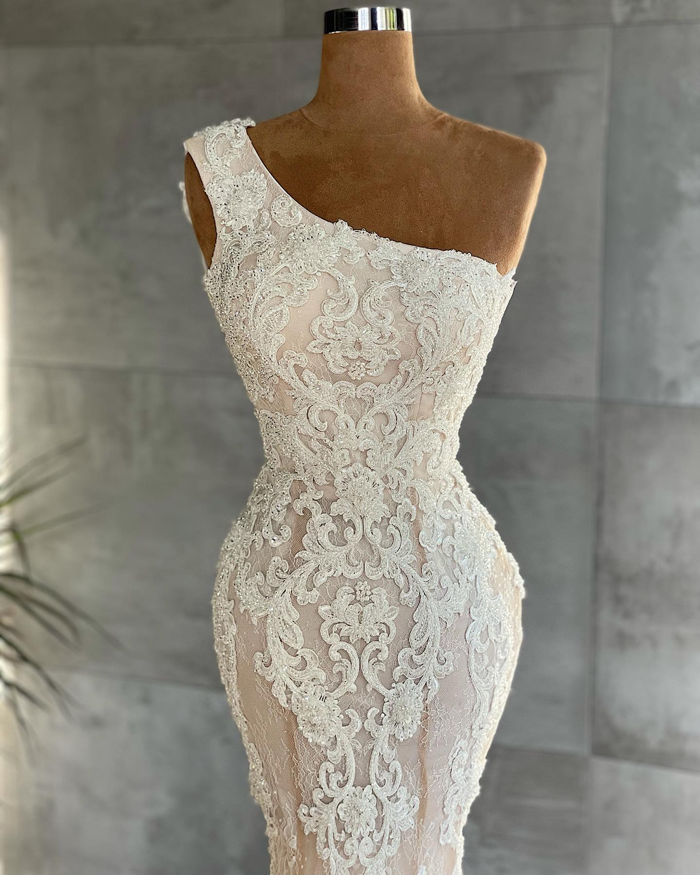 Elegantes langes Meerjungfrau-Brautkleid mit einer Schulter und Applikationen aus Spitze