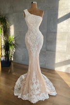 Elegantes langes Meerjungfrau-Brautkleid mit einer Schulter und Applikationen aus Spitze