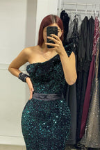 Elegante vestido de fiesta largo de sirena con un solo hombro y cuentas