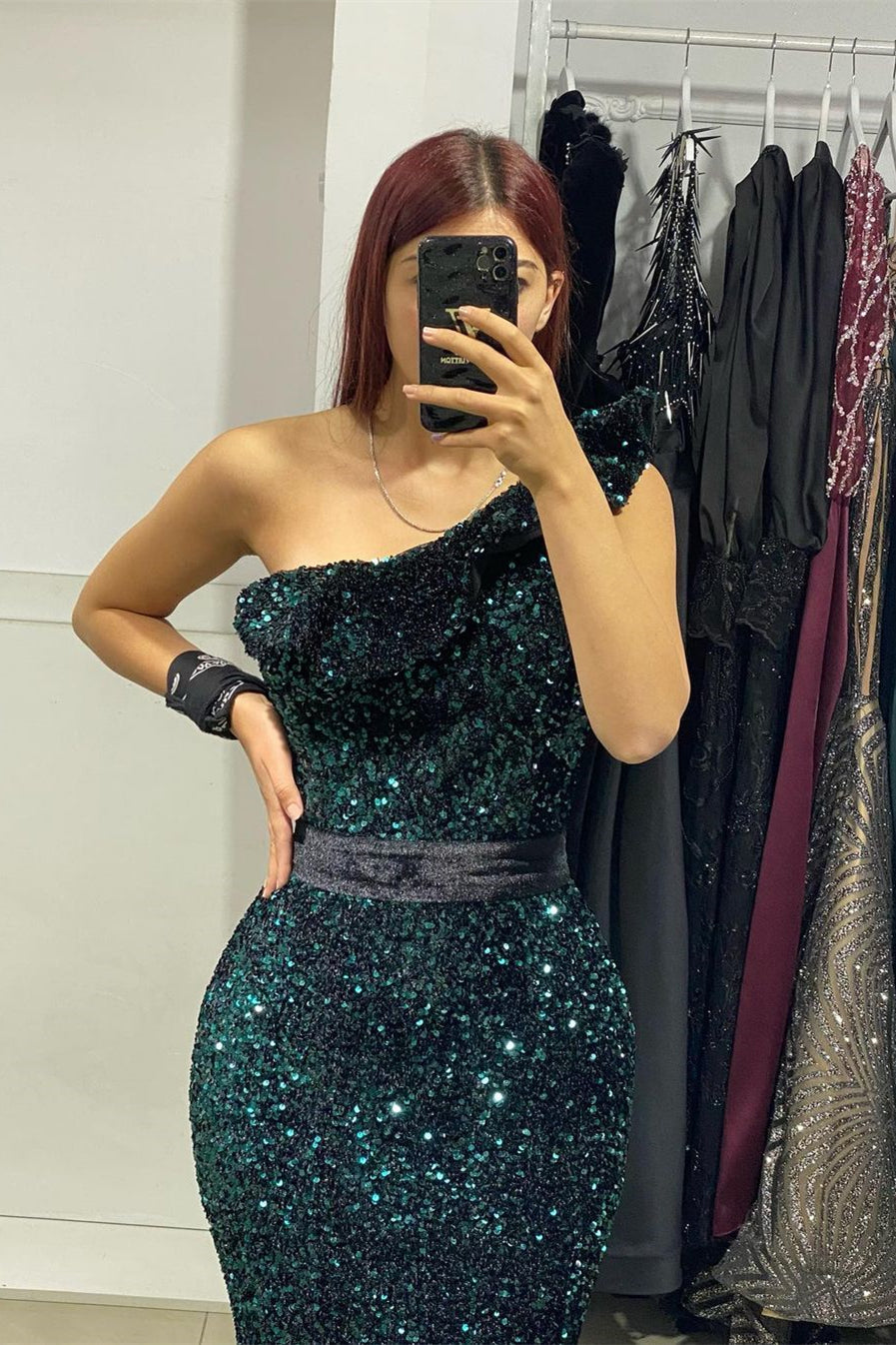 Elegante vestido de fiesta largo de sirena con un solo hombro y cuentas