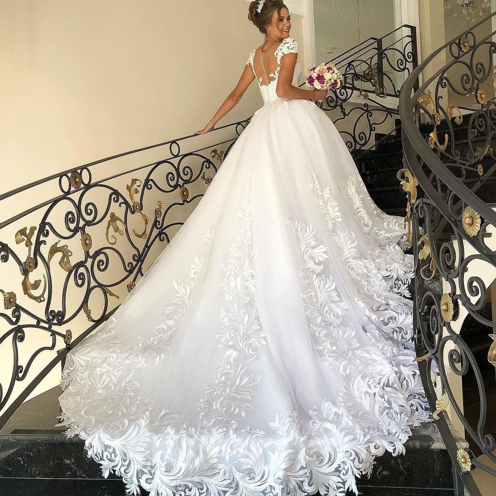 Elegantes langes Prinzessinnen-Brautkleid aus Tüllspitze mit Flügelärmeln