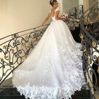 Elegantes langes Prinzessinnen-Brautkleid aus Tüllspitze mit Flügelärmeln