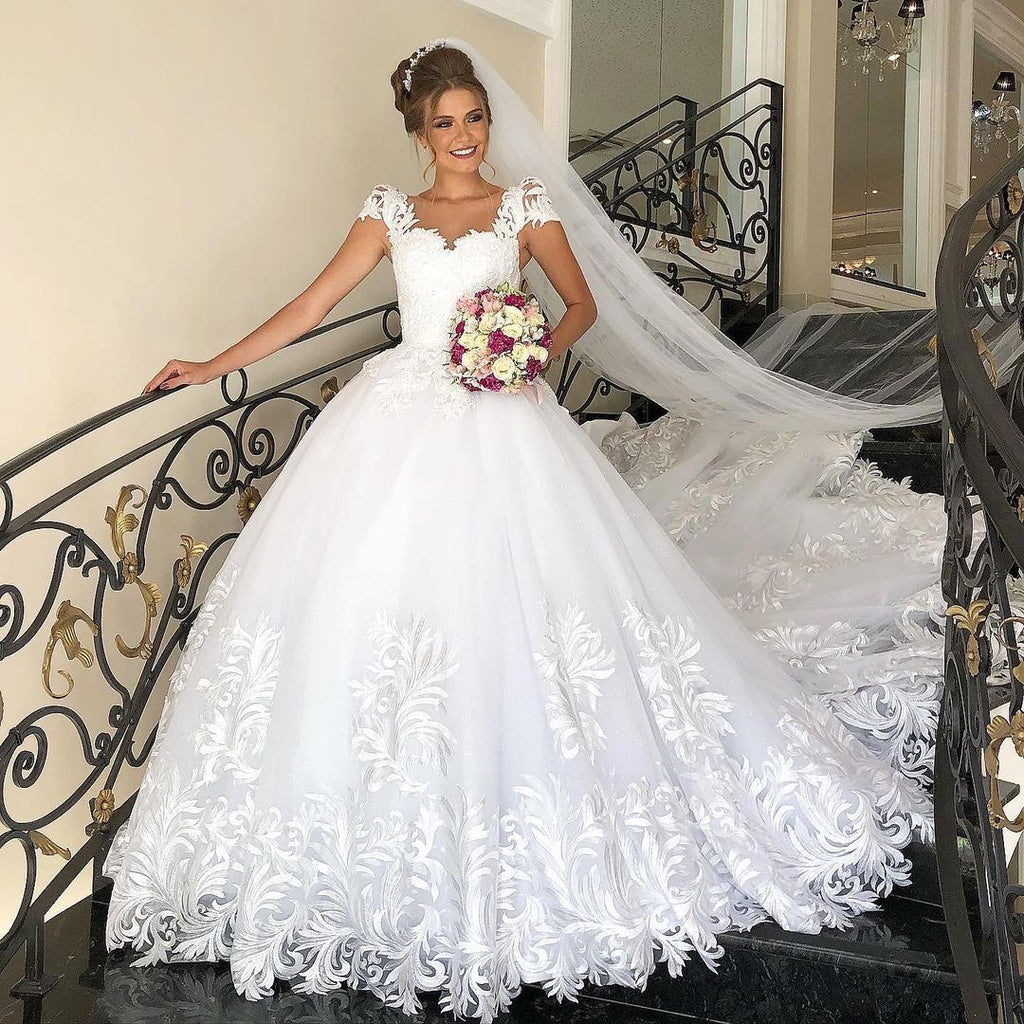 Elegantes langes Prinzessinnen-Brautkleid aus Tüllspitze mit Flügelärmeln