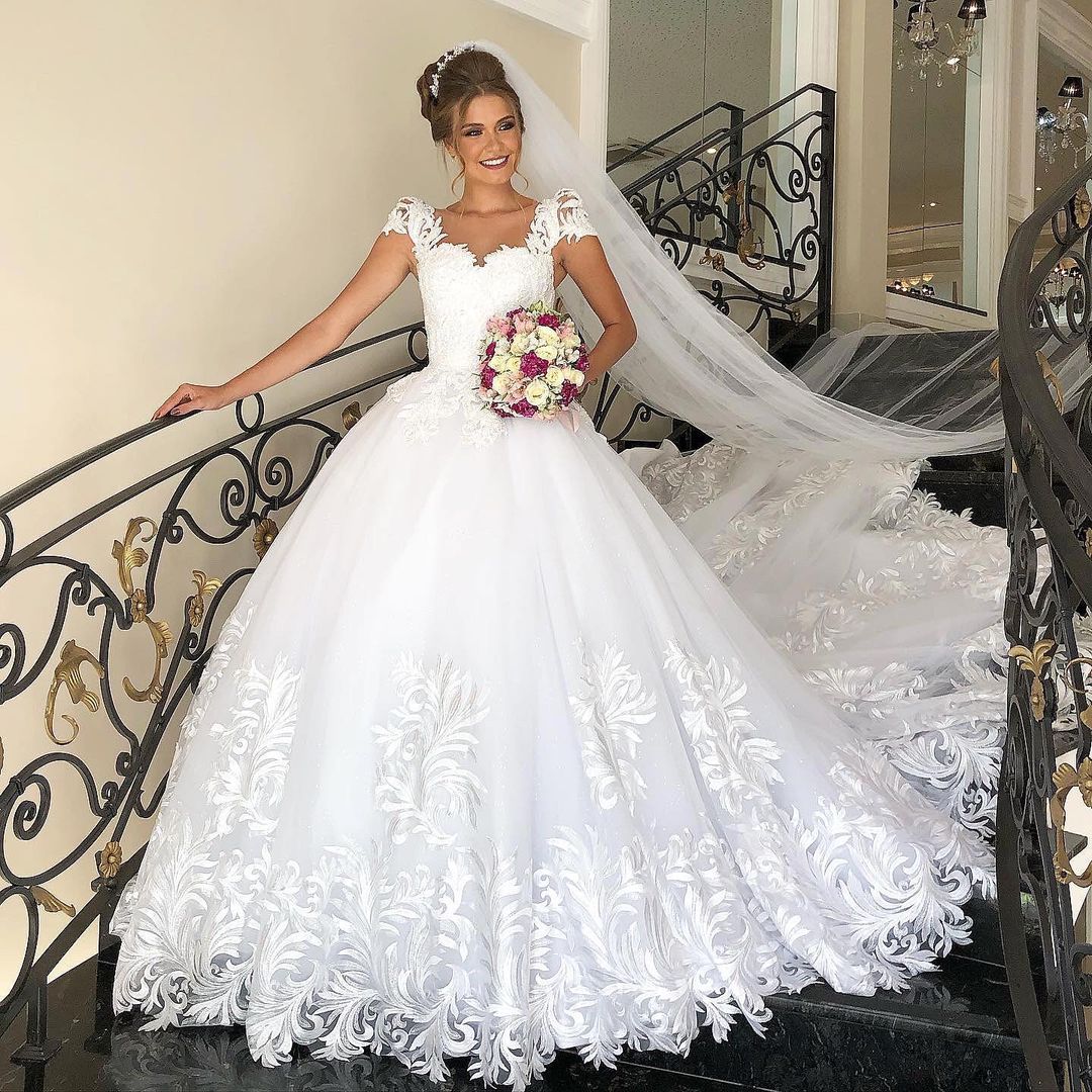 Elegantes langes Prinzessinnen-Brautkleid aus Tüllspitze mit Flügelärmeln
