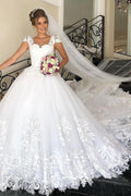 Elegantes langes Prinzessinnen-Brautkleid aus Tüllspitze mit Flügelärmeln