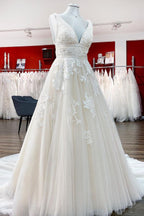 Elegante vestido de novia largo princesa con escote en V de tul sin espalda y encaje