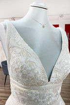Elegante vestido de novia largo princesa con escote en V de tul sin espalda y encaje