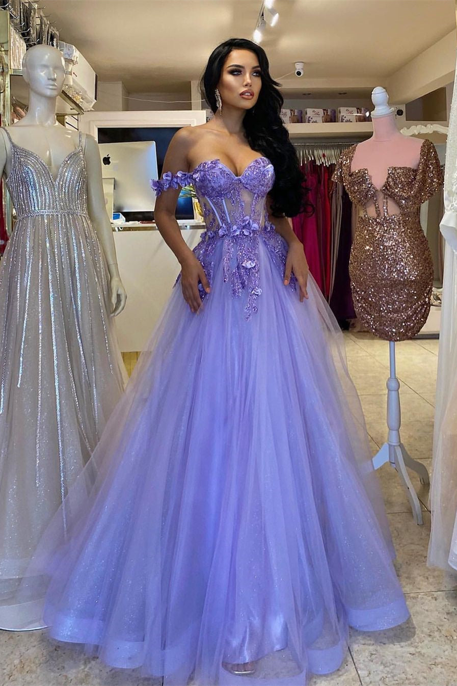 Elegantes langes lila A-Linien-Ballkleid mit schulterfreiem, ärmellosem Schnitt und Spitze