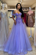 Elegantes langes lila A-Linien-Ballkleid mit schulterfreiem, ärmellosem Schnitt und Spitze