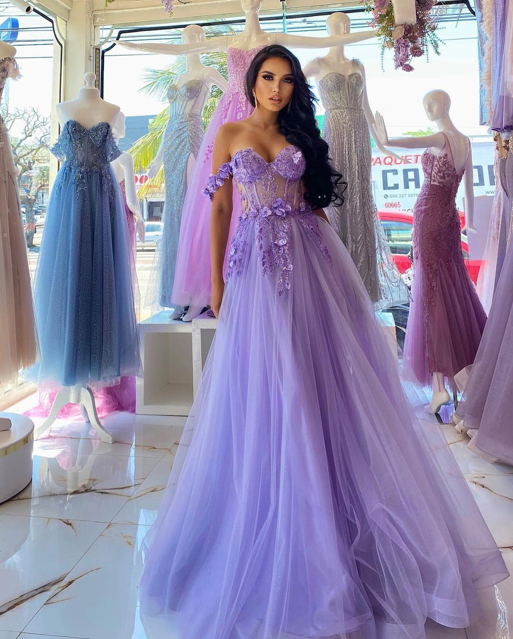 Elegantes langes lila A-Linien-Ballkleid mit schulterfreiem, ärmellosem Schnitt und Spitze