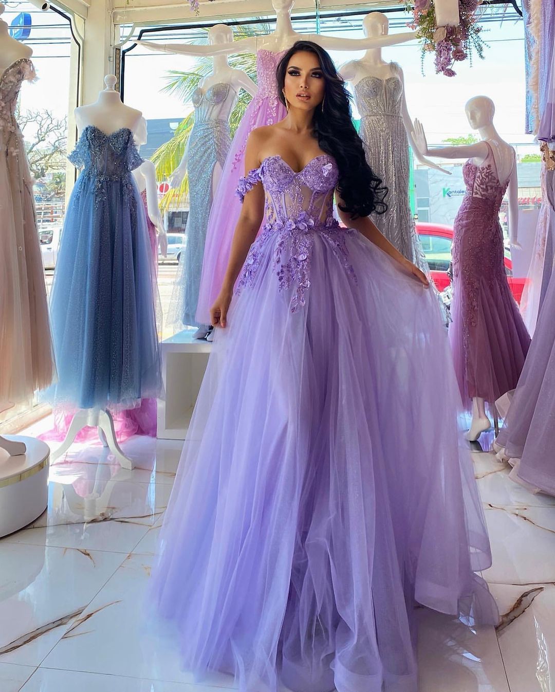 Elegantes langes lila A-Linien-Ballkleid mit schulterfreiem, ärmellosem Schnitt und Spitze