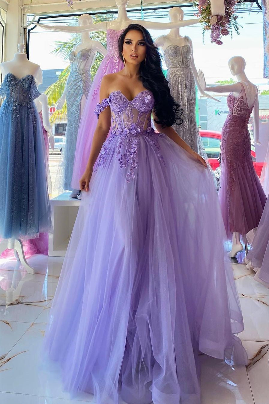 Elegantes langes lila A-Linien-Ballkleid mit schulterfreiem, ärmellosem Schnitt und Spitze