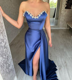 Elegante vestido de fiesta largo azul real de corte A sin mangas con abertura