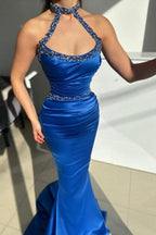 Elegante vestido de fiesta de sirena largo azul real con cuello halter, sin mangas y cuentas