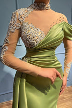 Elegante vestido de noche de sirena con cuello alto y mangas largas en color salvia