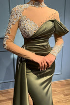Elegante vestido de noche de sirena con cuello alto y mangas largas en color salvia
