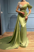 Elegante vestido de noche de sirena con cuello alto y mangas largas en color salvia