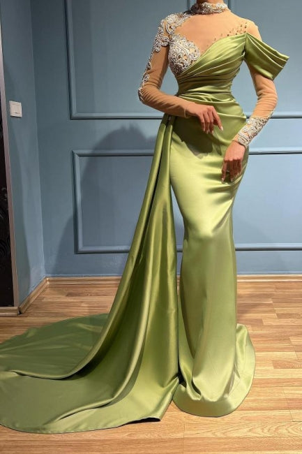 Elegante vestido de noche de sirena con cuello alto y mangas largas en color salvia