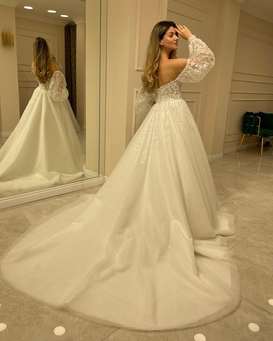 Elegantes Langarm A-Linie Herzausschnitt Rückenfreies Spitzen Brautkleid mit Applikationen