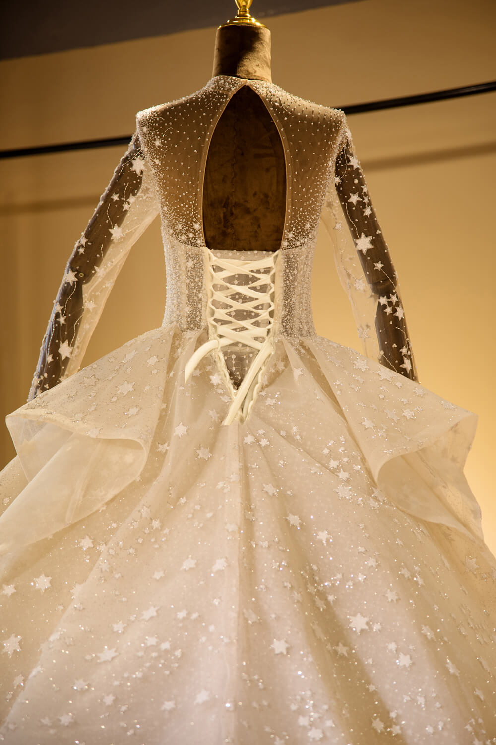 Elegante vestido de novia de tul con mangas largas, encaje y cuentas, brillante